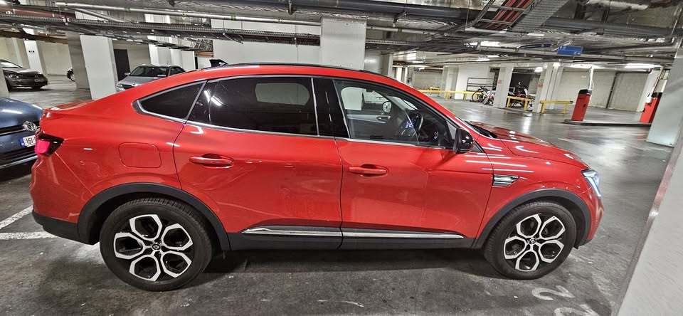 Tech: Touchscreen, Apple CarPlay/Android Auto, reverse camera, and sensors.