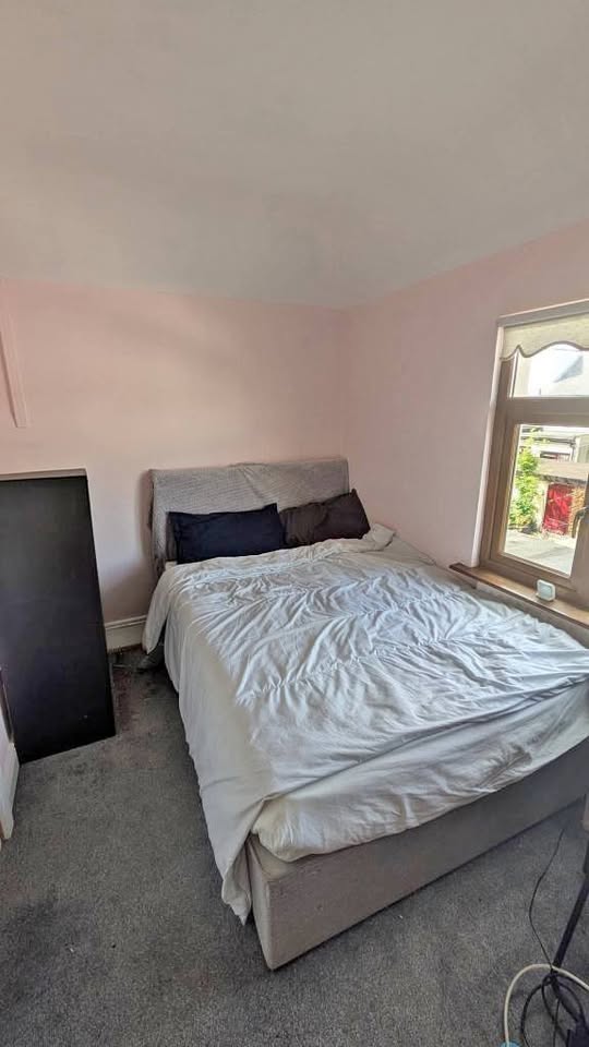 Double room available in a landlord-occupied house shared with two males in their 30s/50s. Location: Monasterboice Road, Crumlin. Long term, suitable for a sing