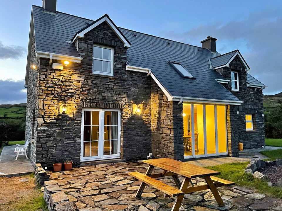 Detached house on 2.5 acres with panoramic views close to Bantry Town