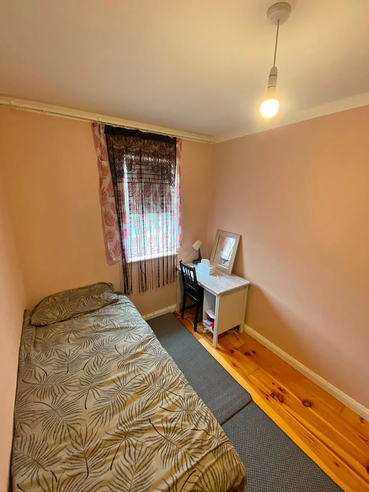 1 bed 2 baths Room only