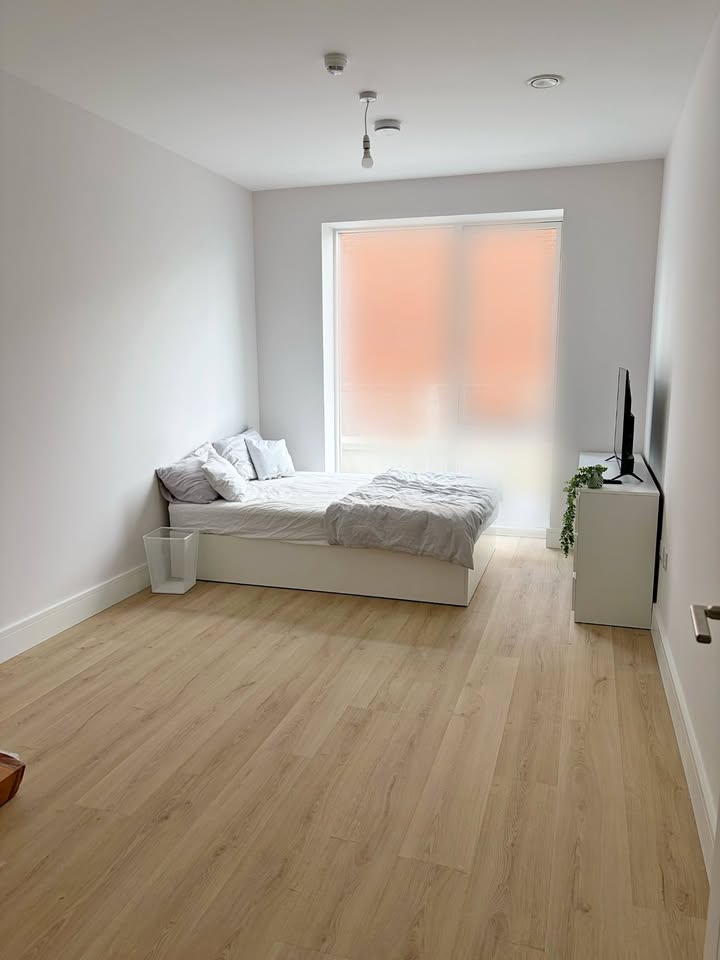 We have an en-suite room available in owner-occupied new-build apartment in Dublin 18. We are looking for a working professional who would enjoy living with us.