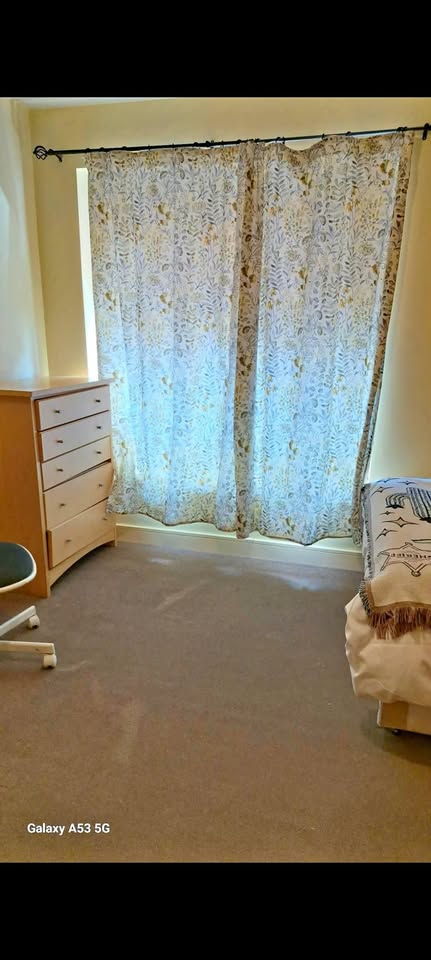 A double Room apartment to rent, located at Greeg court parnell street Dublin 1 on front of the Lidl, 2 minuts walk to the Spire in city center. The room can be