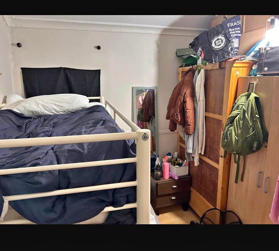 Permanent mixed accommodation, top bunk, 550 euros per month, deposit also required, immediate entry in Dublin 7 Smithfield. You will share the room with two ot