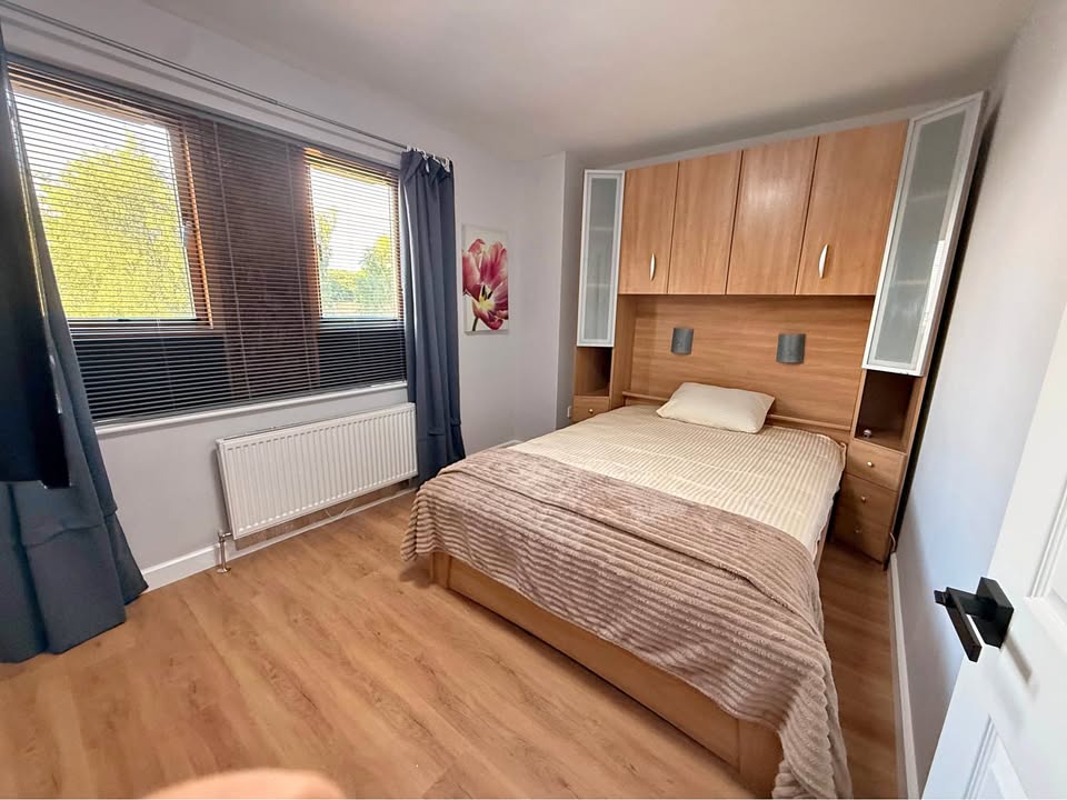 Renting a modern Large Double Room Ensuite + Private Annex Dressing Room/Office. (Only female) D09