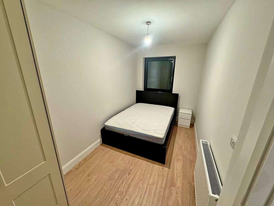 2 beds 2 baths Room only