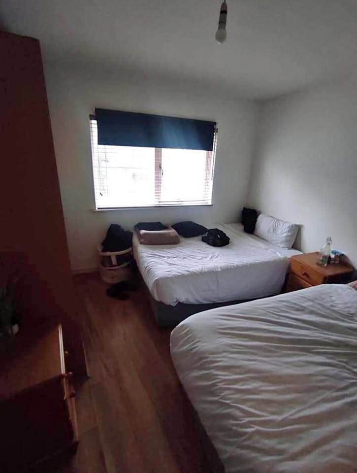 SHARING ROOM