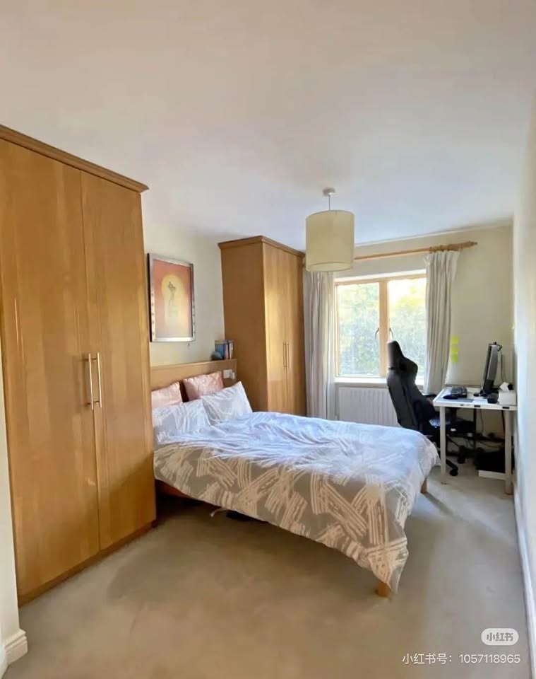 Double room for rent in Dundrum, Dublin 16, with ensuite bathroom, from today until August 19th. €1100 per month. Located right next to the Luas Green Line, wit