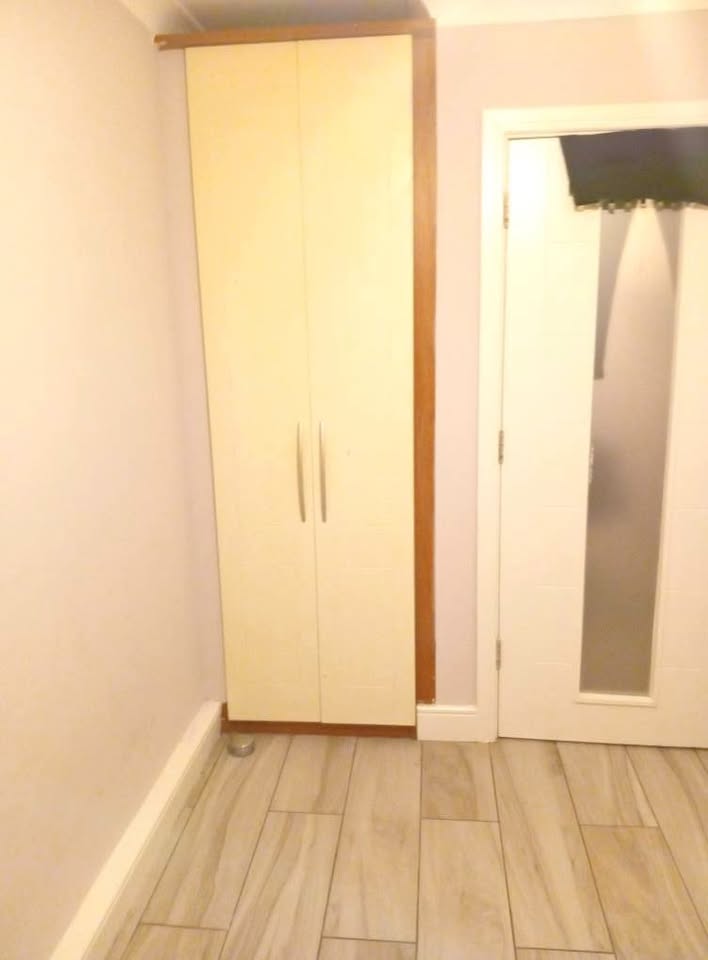 Two Rooms for rent Hampton Wood Avenue 1 single room and a double room with both having a shower.