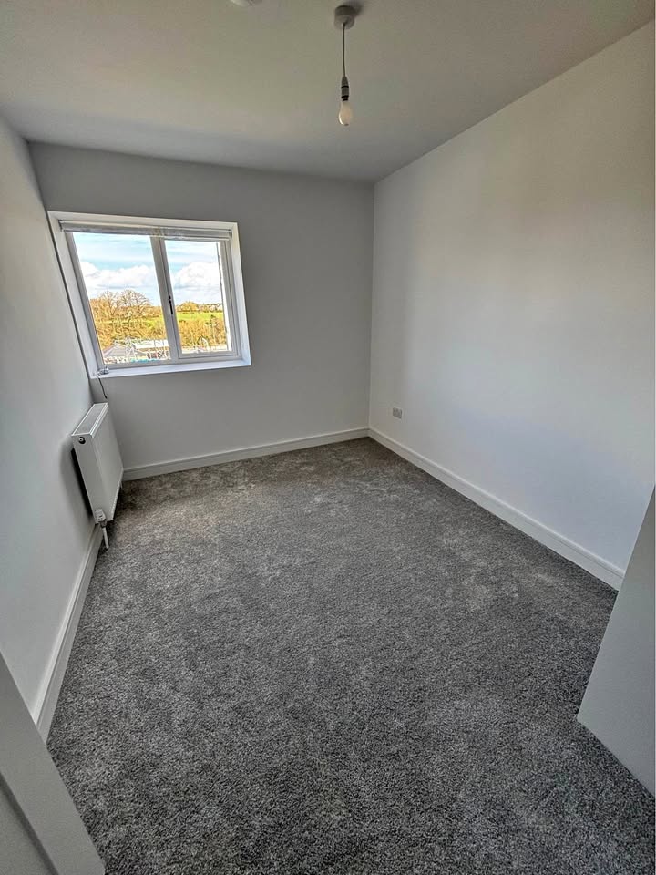 1 bedroom available in 3 bedroom house