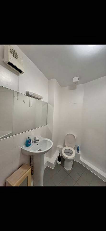 Room with 2 single bed 550 €