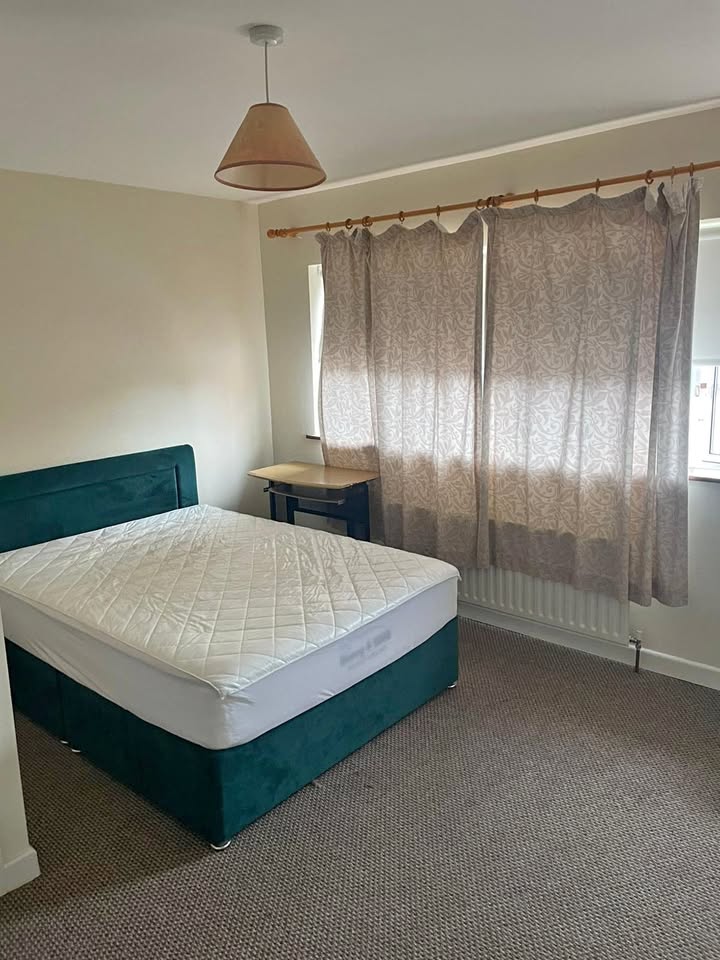 2 beds 2 baths Room only