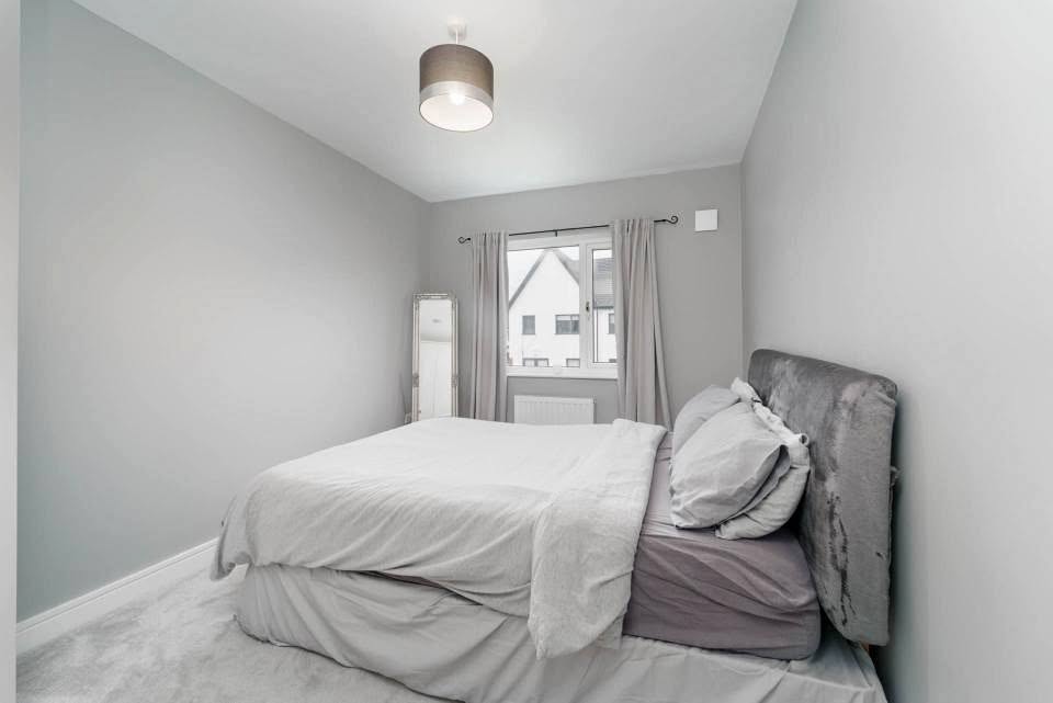 A spacious double bedroom is available in a 3-bedroom house from 10th August, suitable for a single male or a couple for €750.