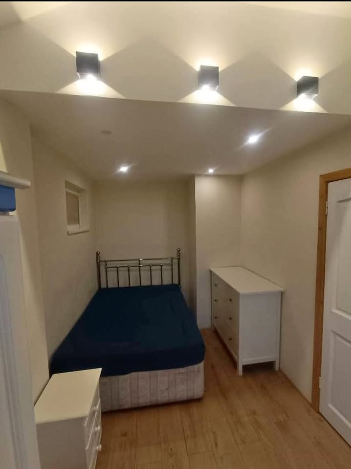 bedroom available from 15 of September in Finglas, Mellowes Park, Dublin 11. Available buses F2, F3, N4, 220. Rent +Deposit of one month+ shared bills