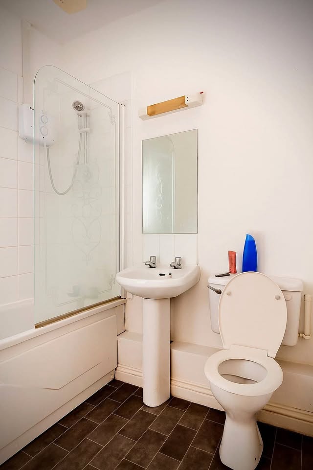 2 beds 1 bath Room only