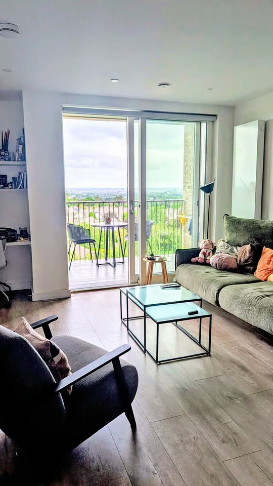 Permanent Accommodation in 2 bed, 2 bath Apartment to share