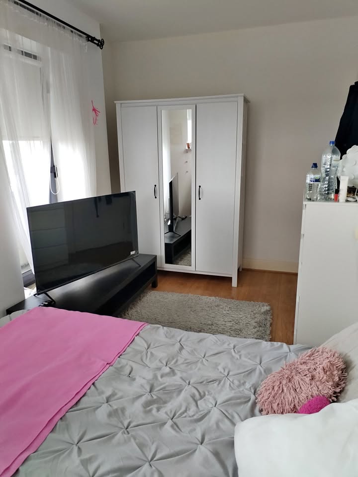A large room with a balcony for two. It is possible for one person. Non-smokers.
