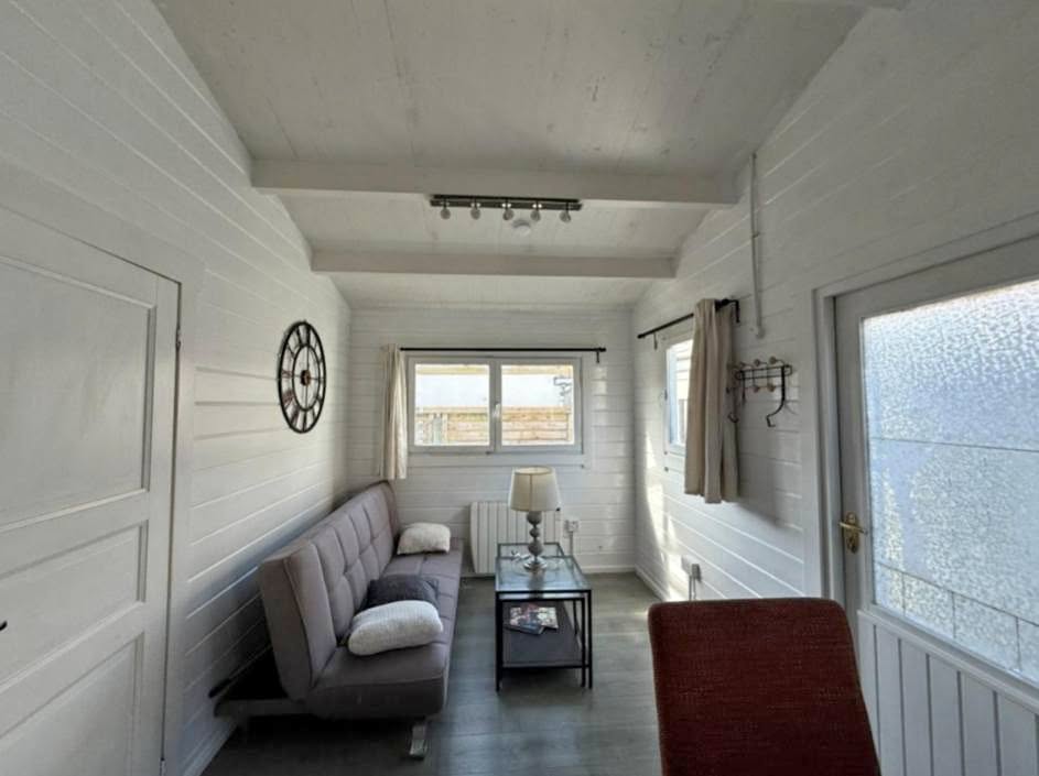 Bright lounge/sitting room