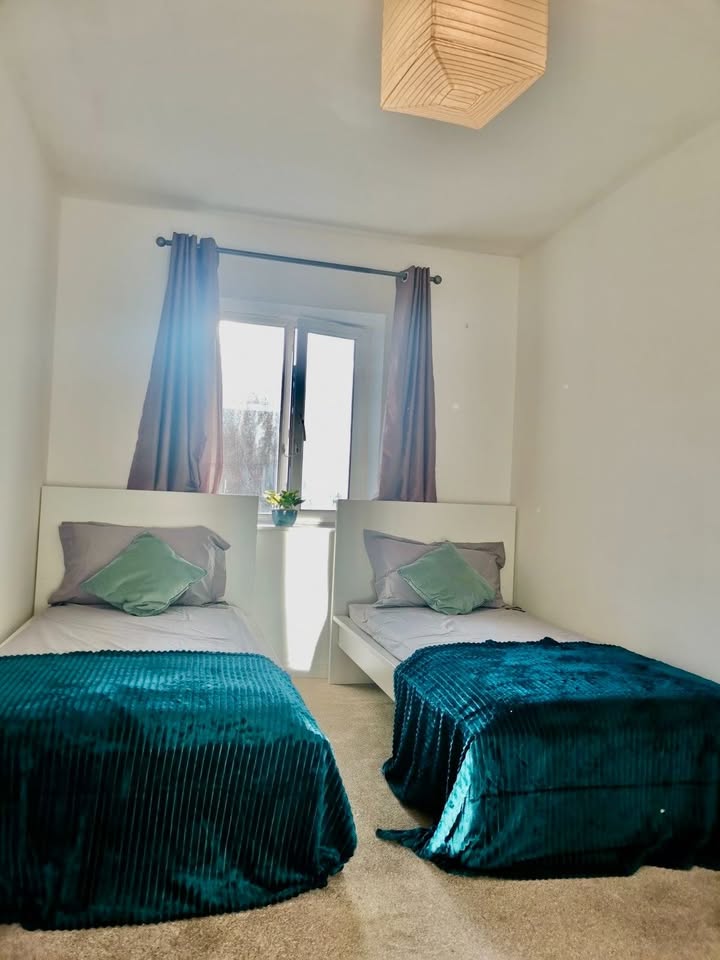3 beds 1 bath Room only