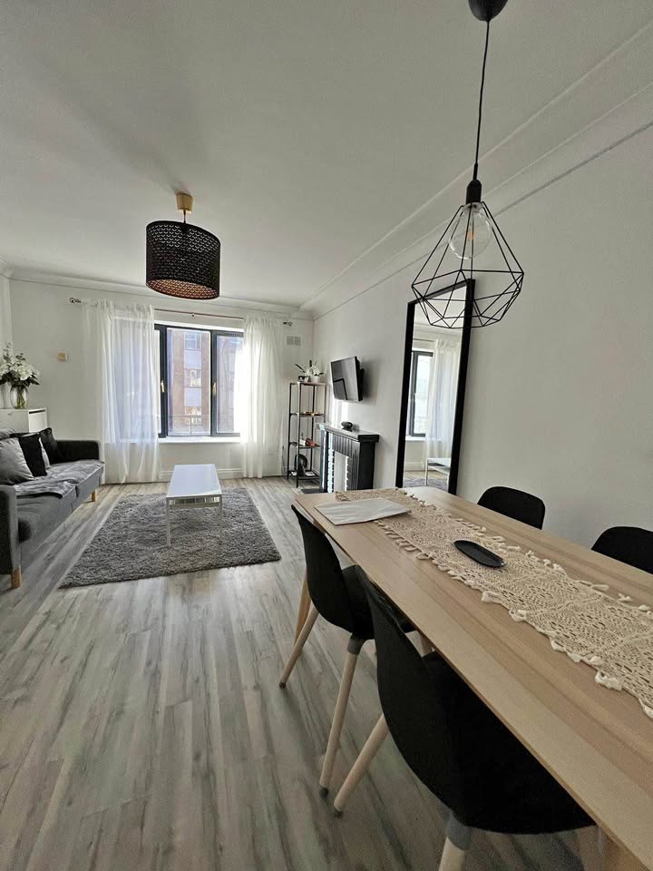 Apartamento totalmente mobiliado disponível para casal, ideal para uma estadia tranquila de 2 meses.