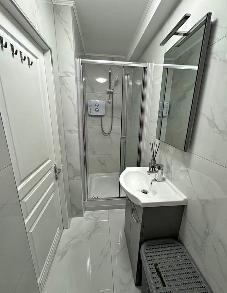 Fully furnished studio available for rent in Dunboyne, Co. Meath. The studio is approximately 22 sqm and consists of one open-plan room that combines the sleepi