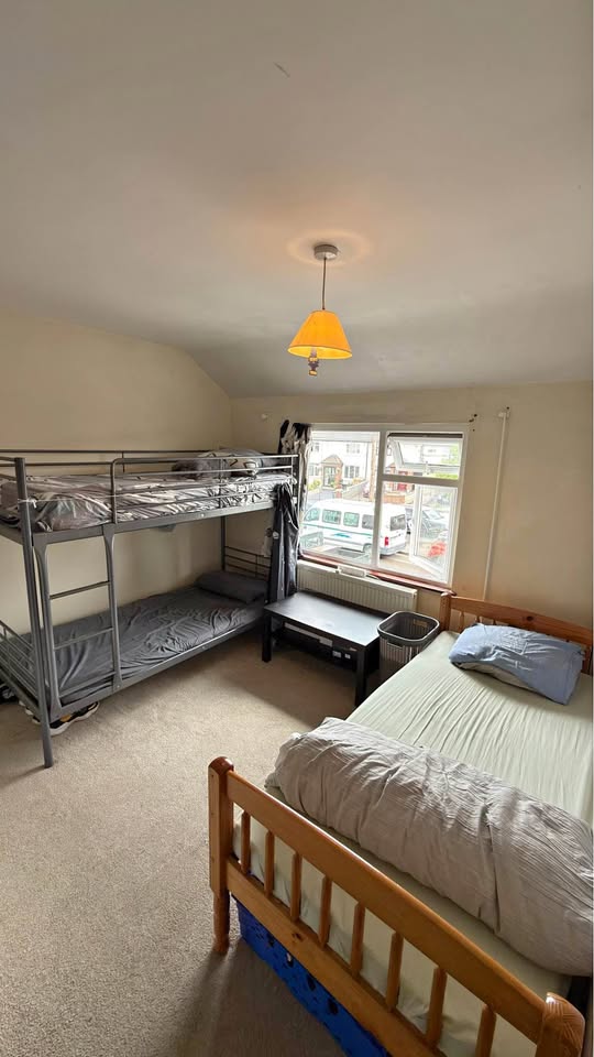 ROOM AVAILABLE D7