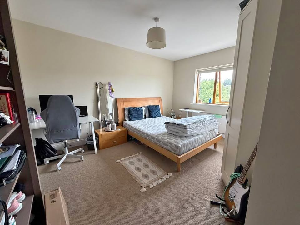 Long-Term En Suite Room Available in Galloping Green Dublin 18