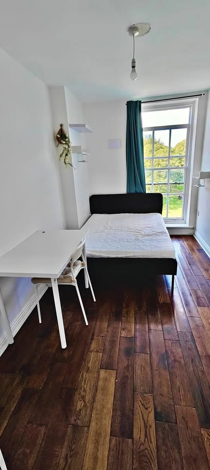 Double bed room at Mountjoy Square Park