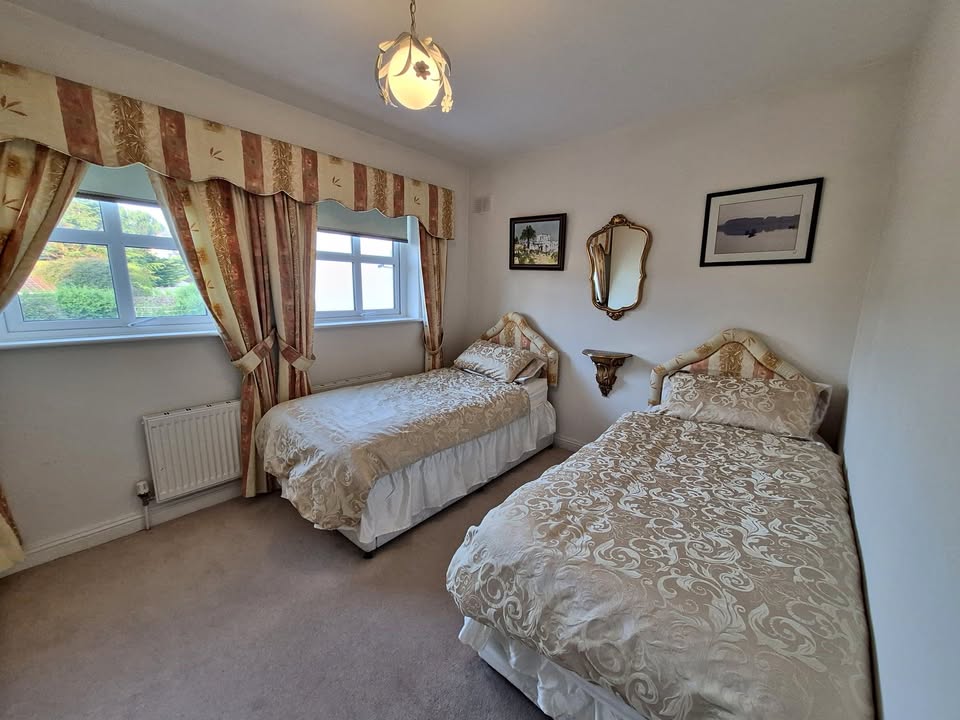Premium Twin Room with Private Bathroom – Malahide
