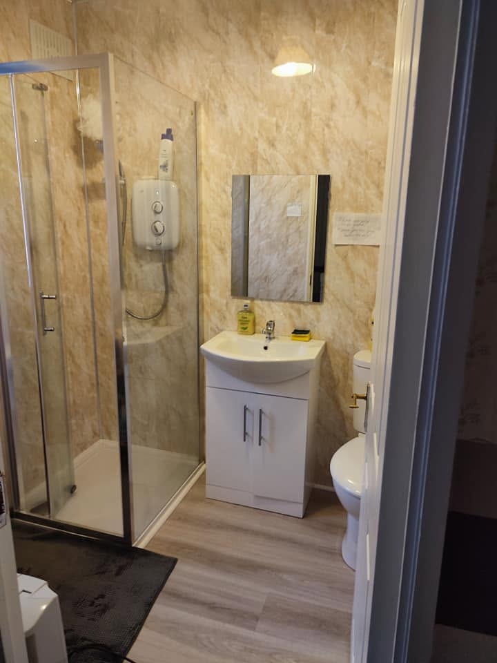 Rent single room in D09 -deposit 580 ,rent 580,Internet bill,waste collection bill,every second months electric and gas, available 9 December l all info by mess